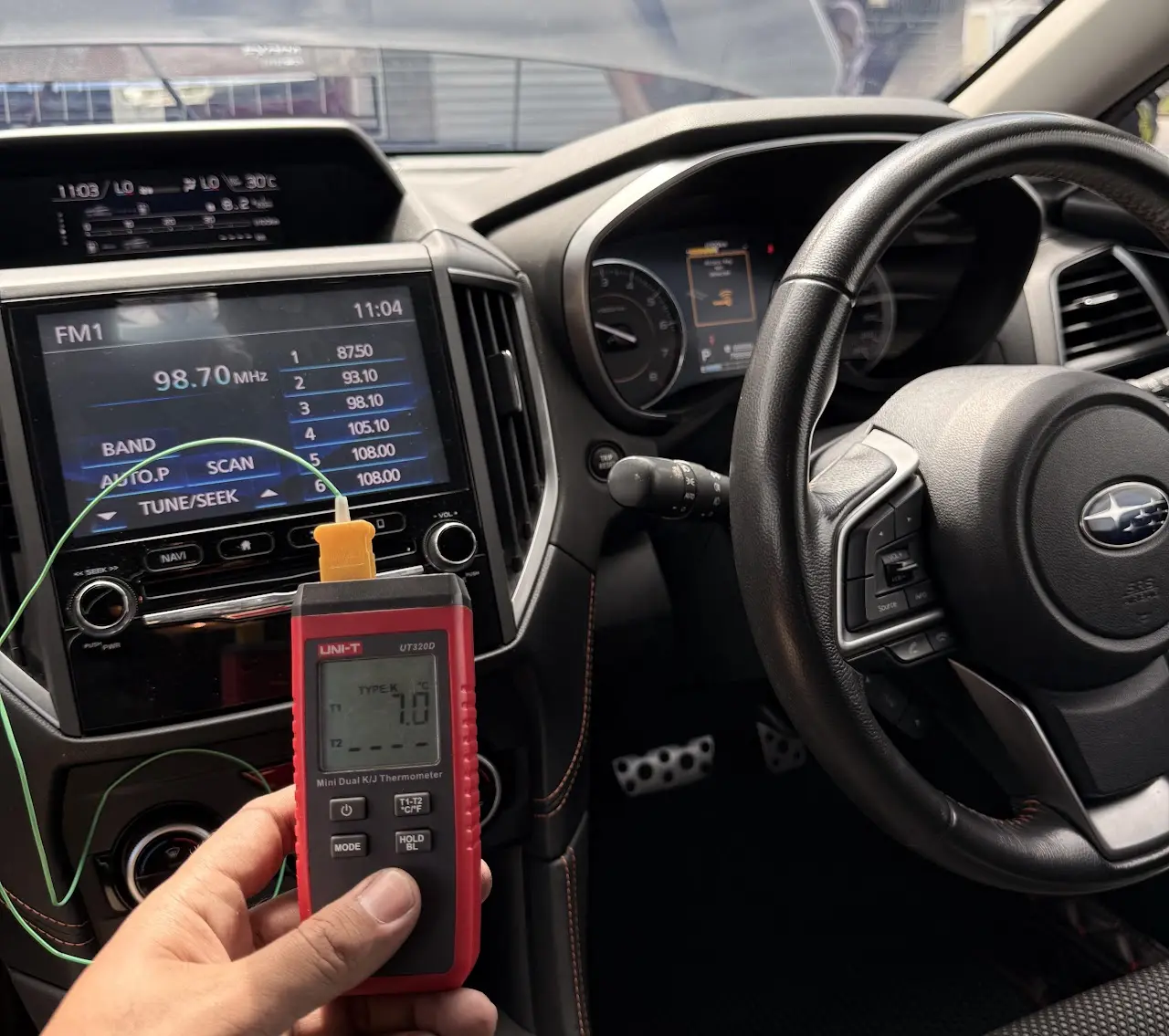 Pemeriksaan suhu aircond kereta menggunakan termometer digital di Cikgu Kereta